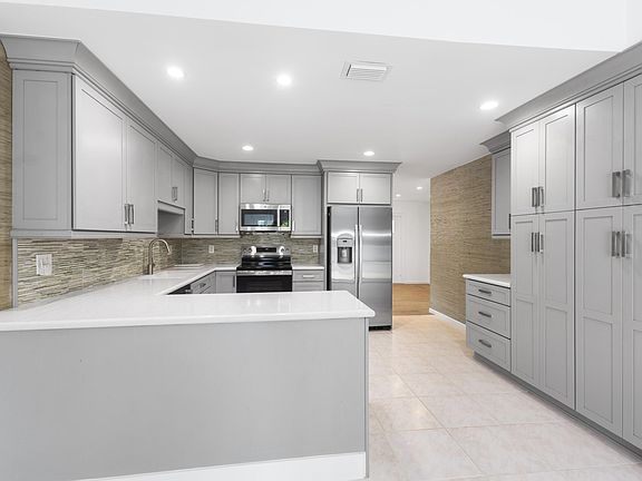 4th image of 227 W Riverside Dr