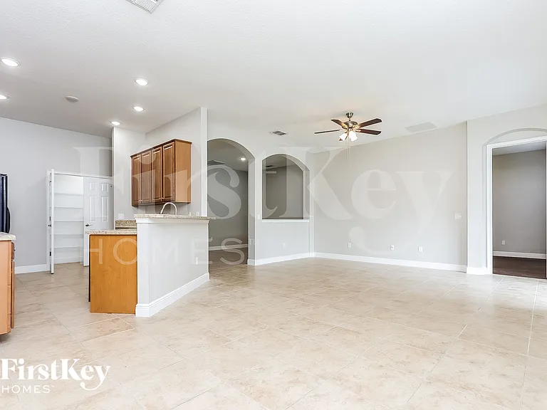 663 Breezeway Ct — Photo 6