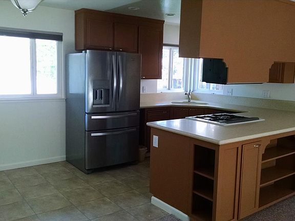 Upgraded kitchen w/ gas range & oven, new refrigerator & dis