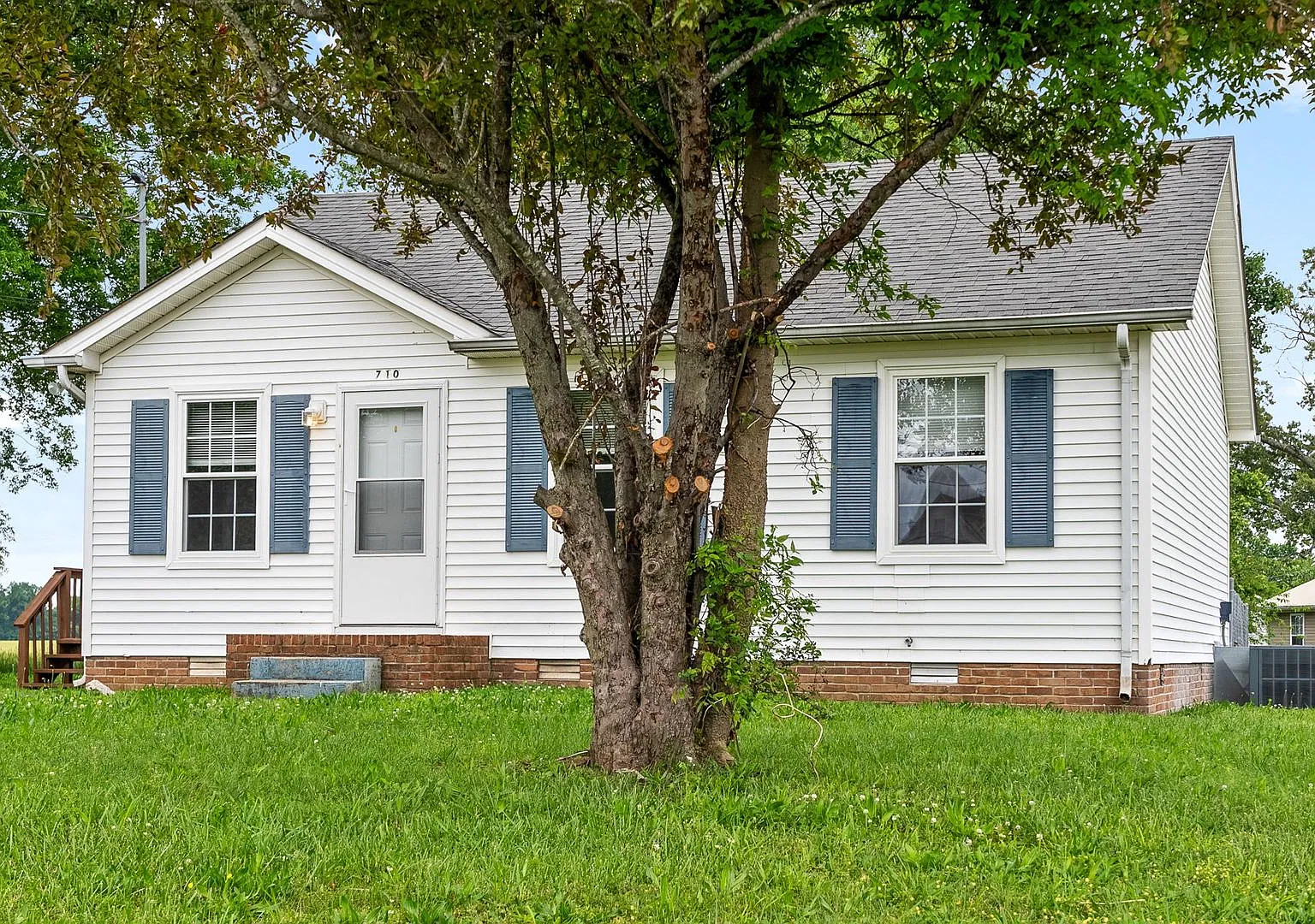 710 Polk Avenue * — Photo 2