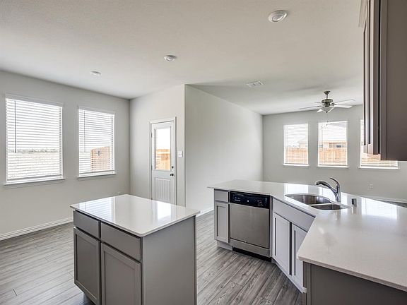 5th image of 416 Holt Ln
