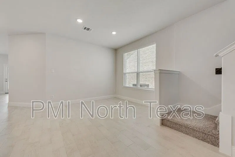 4 bed, 2.5 bath, 2446 sqft, $2,300 — Photo 4