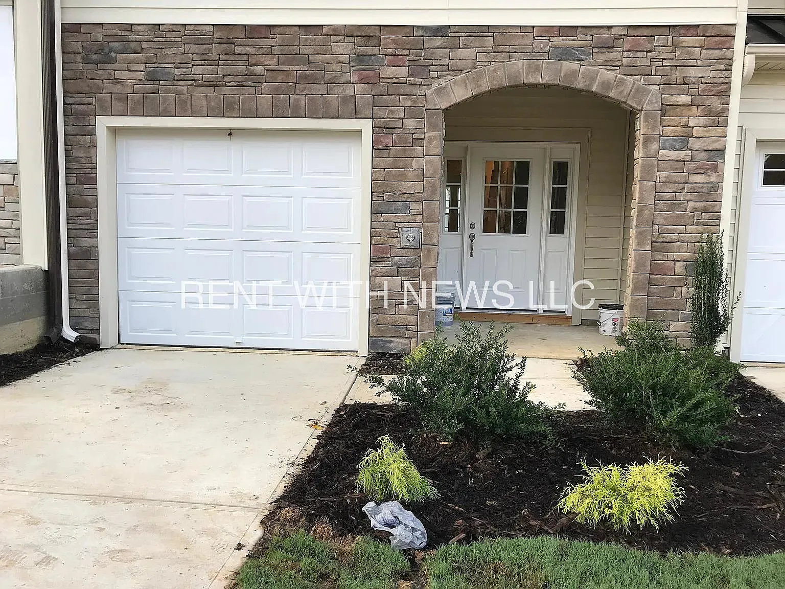3 bed, 2.5 bath, 1600 sqft, $1,895 — Photo 2