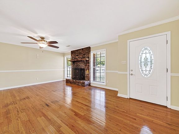 3rd image of 1606 Melanie Ln
