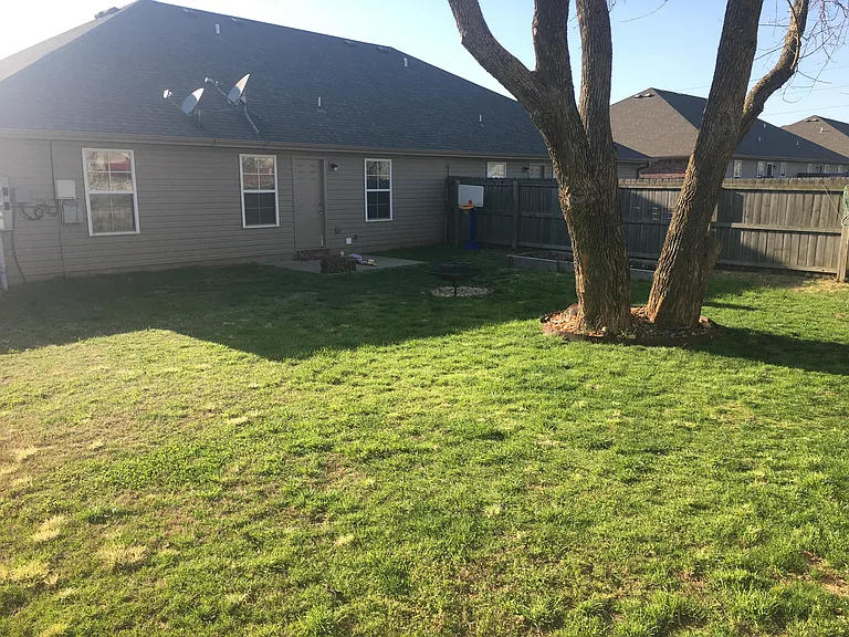143 Foxglove St — Photo 3