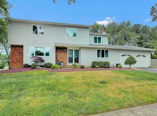 22 Algonquin Dr, Marlboro, NJ 07746