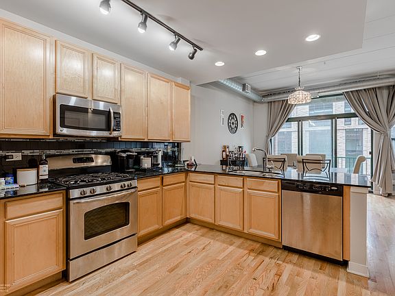 2nd image of 843 W Monroe St APT 4B