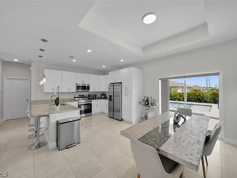 405 NW 10th St — Photo 12