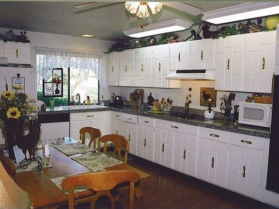 Spacious kit?eating area