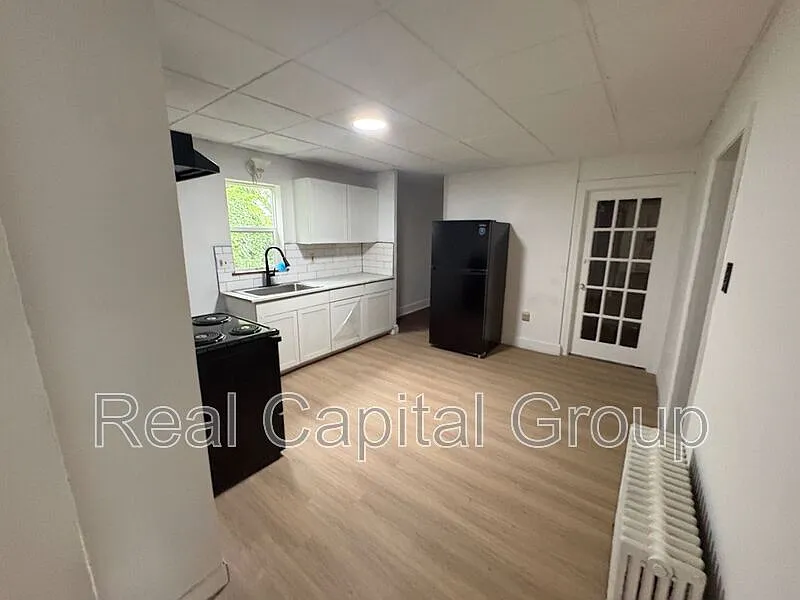 3 bed, 1.0 bath, 1200 sqft, $1,700 — Photo 3