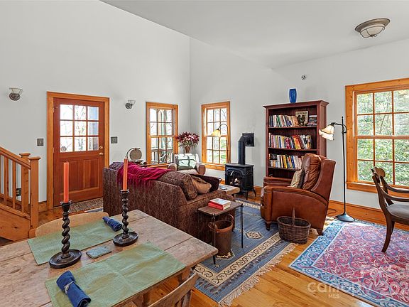 2nd image of 31 Tumblestone Dr