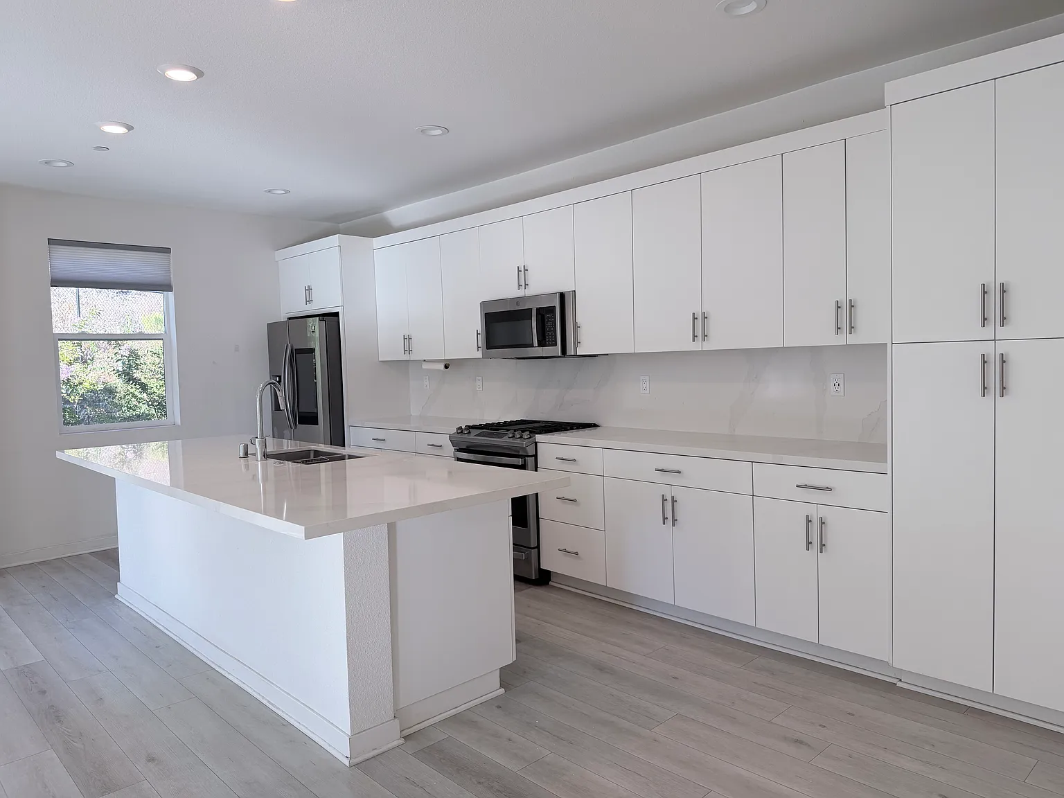3 bed, 2.5 bath, 1570 sqft, $5,600 — Photo 2