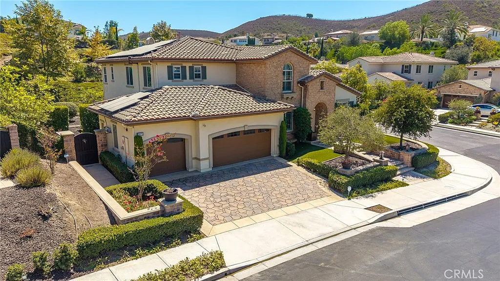 5 bed, 4.5 bath, 3595 sqft, $12,000 — Photo 2