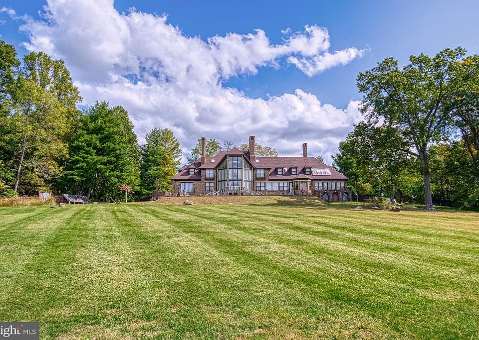 Elite Mountain Top Manor House!