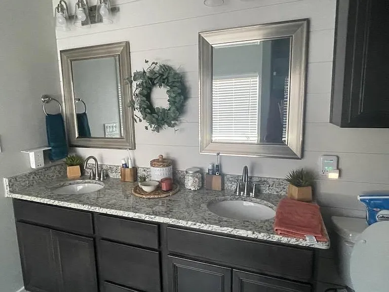 1202 Delmar Dr — Photo 4