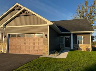 634 Anjali Ct #R, Sycamore, IL 60178