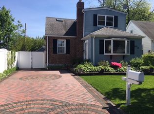25318 84th Dr, Bellerose, NY 11426