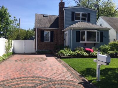 25318 84th Dr, Jamaica, NY, 11426