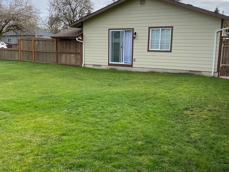 137-Nyssa Duplex — Photo 12