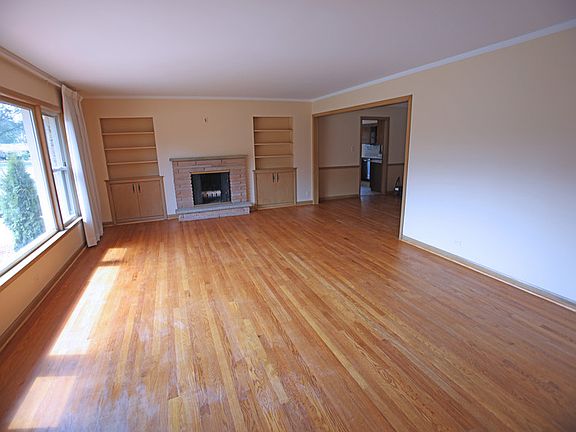 Living room : Fireplace, built-in shelves and cabinets.