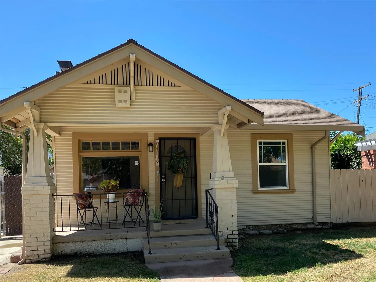712 W Elm St photo 1