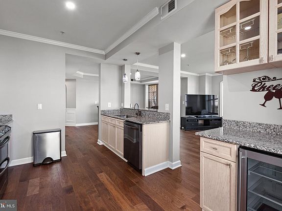 5th image of 485 Harbor Side St APT 914