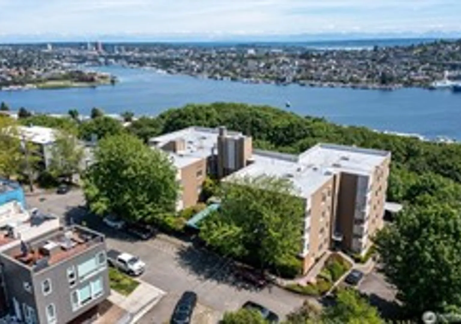 3Bd/2Ba Seattle Condo — Photo 3