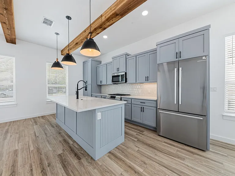158 S Academy Ave — Photo 10