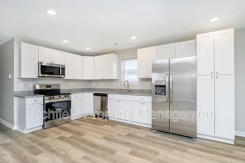 3 bed, 2.0 bath, 1350 sqft, $1,500 — Photo 3