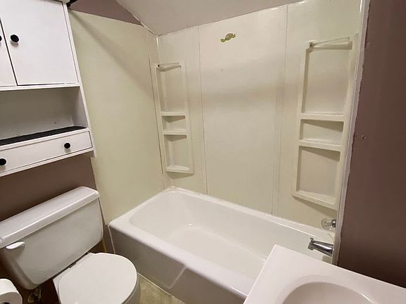 4th image of 409 Collins Ave Unit 4