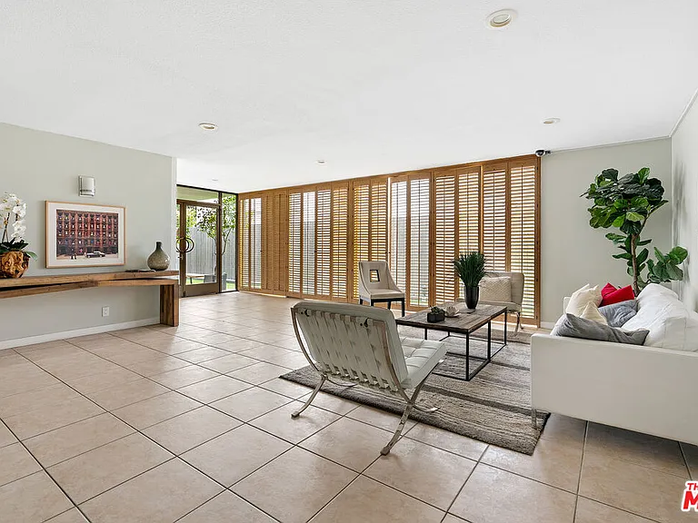 419 N Oakhurst Dr #203 — Photo 2