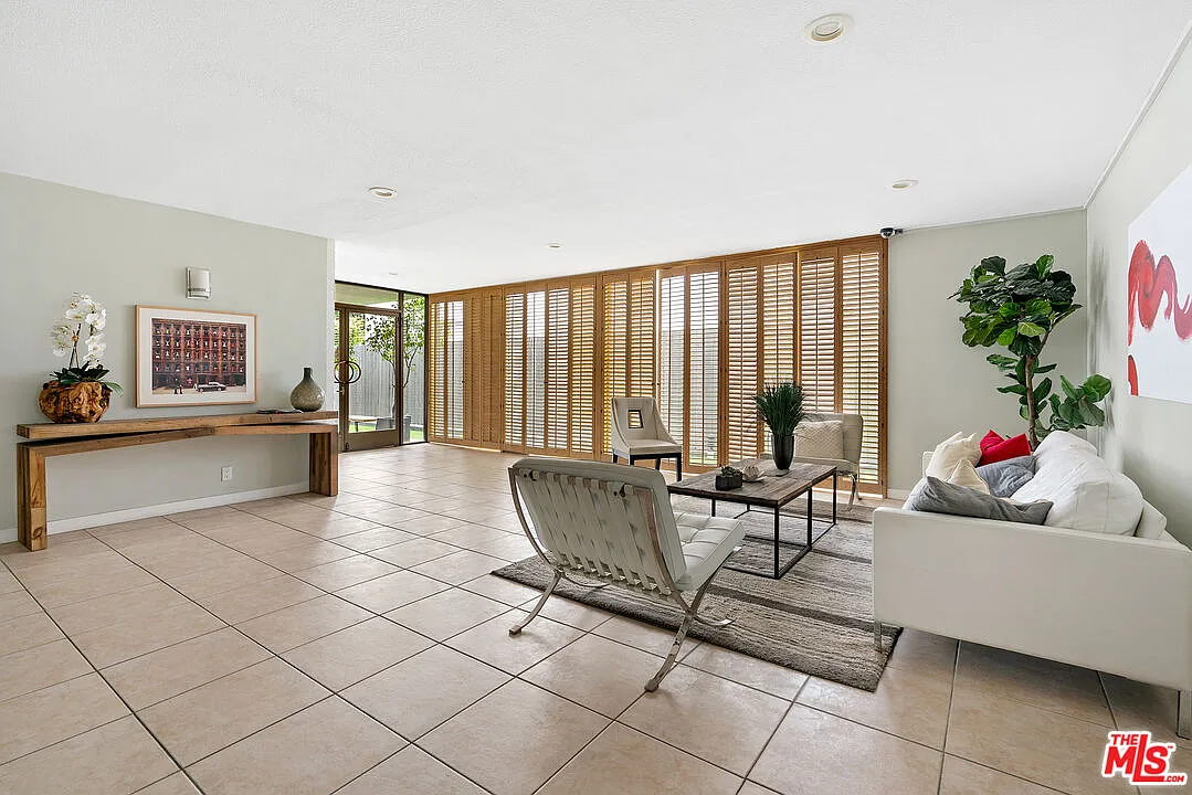 Building Photo - 419 N Oakhurst Dr #203