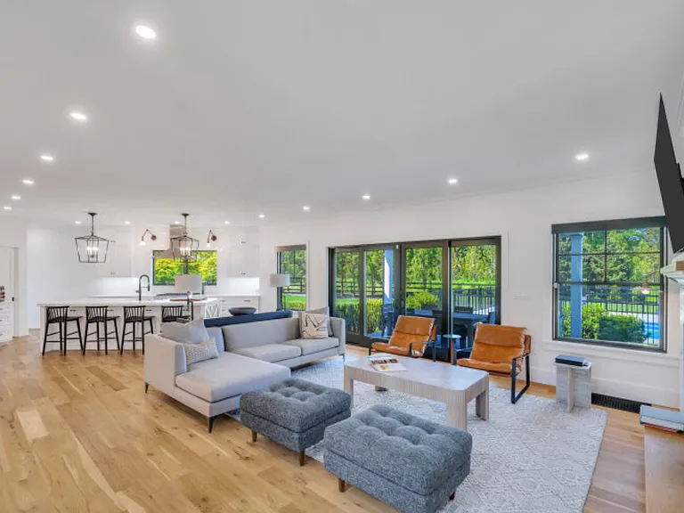 945 Royalton Row — Photo 3