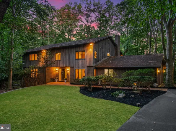 8000 Woodland Hills Ln, Fairfax Station, VA 22039