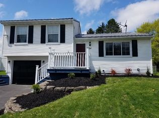 34 Heritage Cir, Farmington, NY 14425