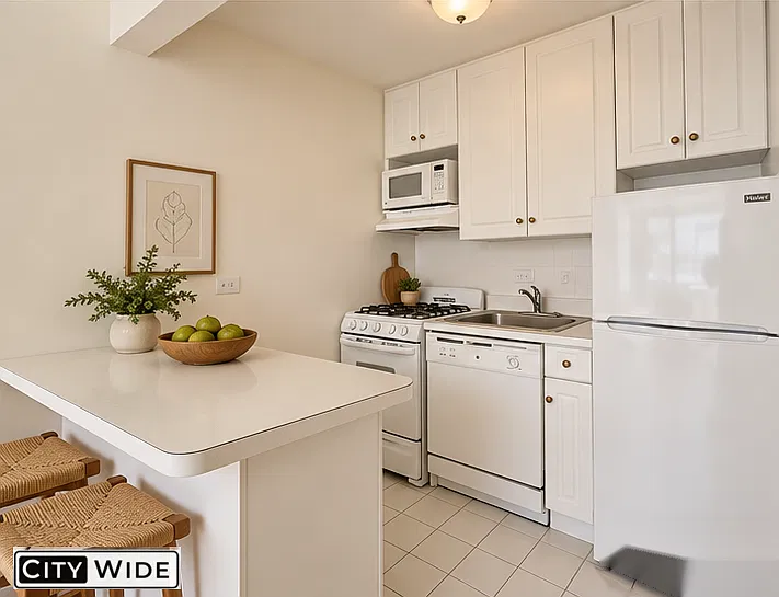 1661 York Ave — Photo 3