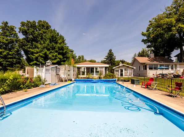 5587 Paw Paw Lake Rd, Coloma, MI 49038