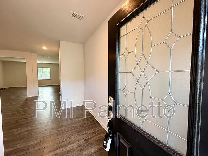5 bed, 3.5 bath, 3108 sqft, $2,945 — Photo 2