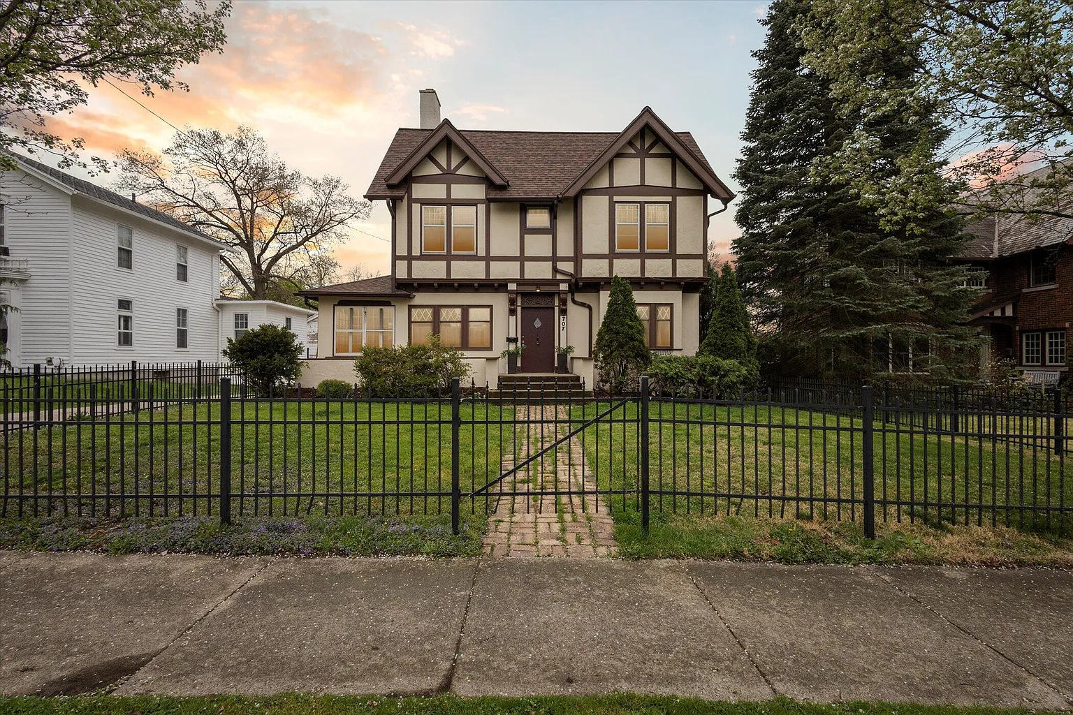 707 W Washington Ave photo 1