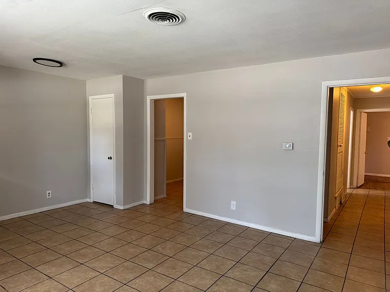 409 E Lilly Ln — Photo 2