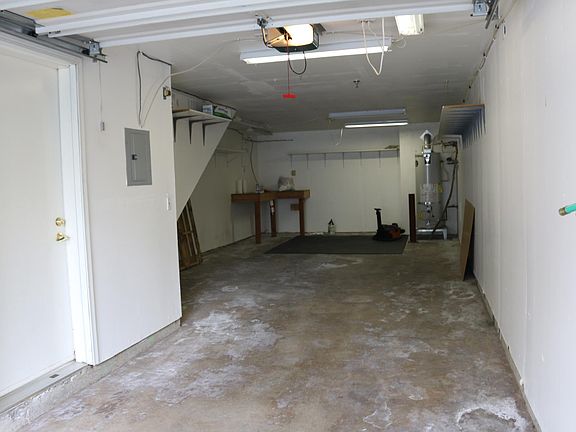 2 car tandem garage w/ auto garage door