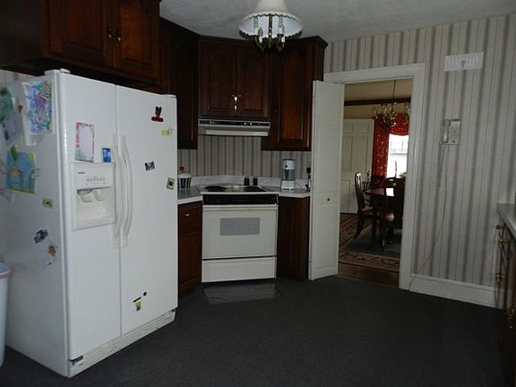 3rd image of 141 Saint James St