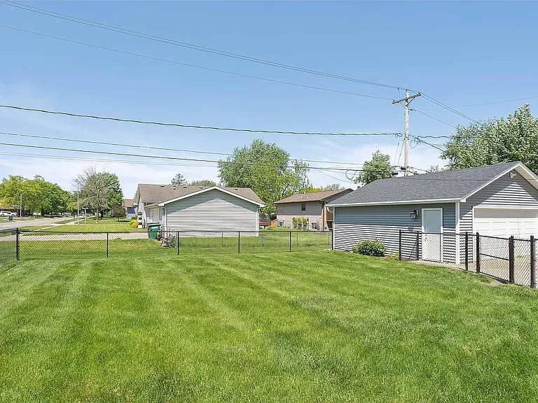 502 NE Trilein Dr — Photo 8