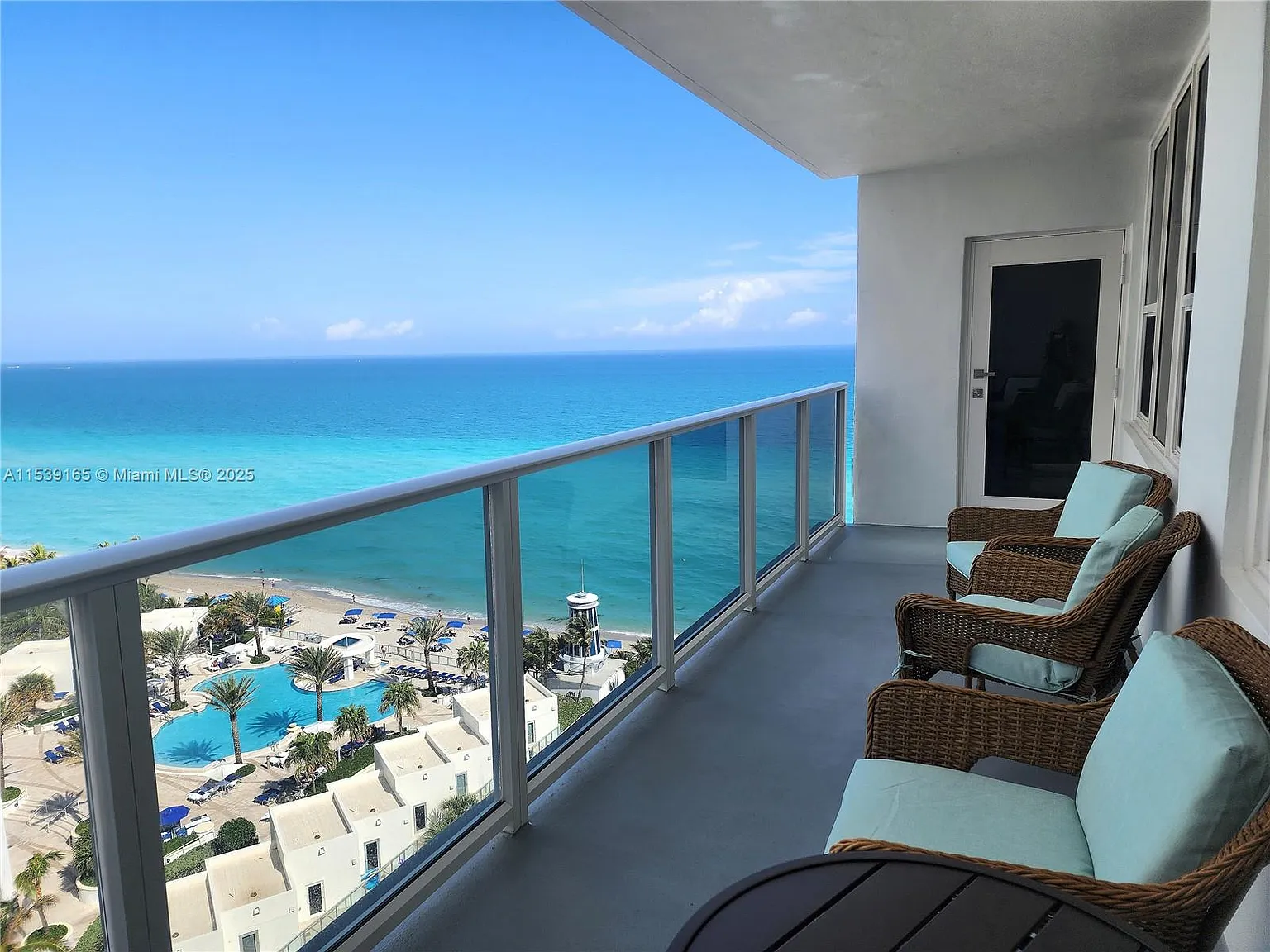 Alexander Towers Condo — Photo 2