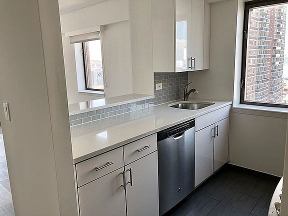 5th image of 520 W 43rd St APT 18A