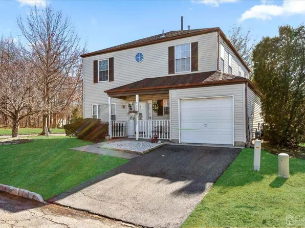 26 Canterbury Ct, Old Bridge, NJ 08857