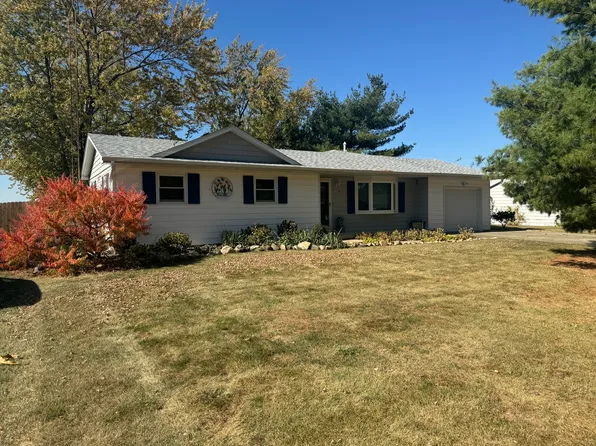 14 W Circle Dr, Saint Anne, IL 60964