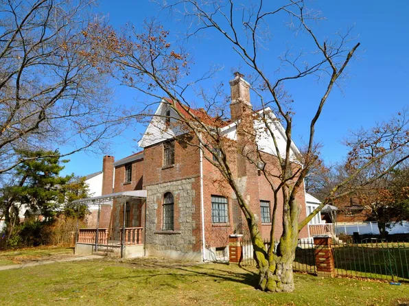 82-27 Utopia Parkway image 1 of 17