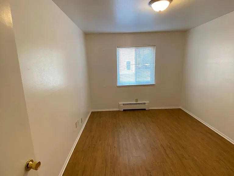 2400 Northwestern Ave — Photo 24