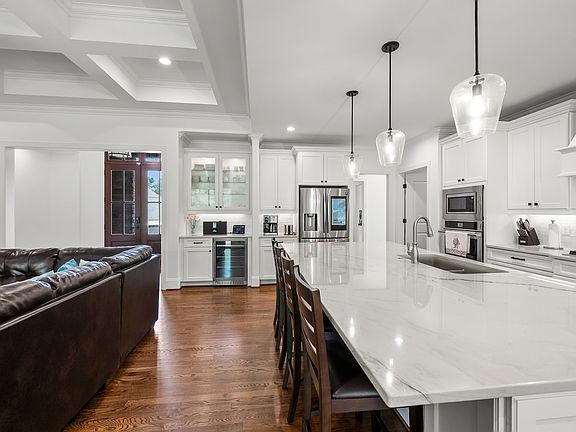 5th image of 124 Chestnut Pond Ln